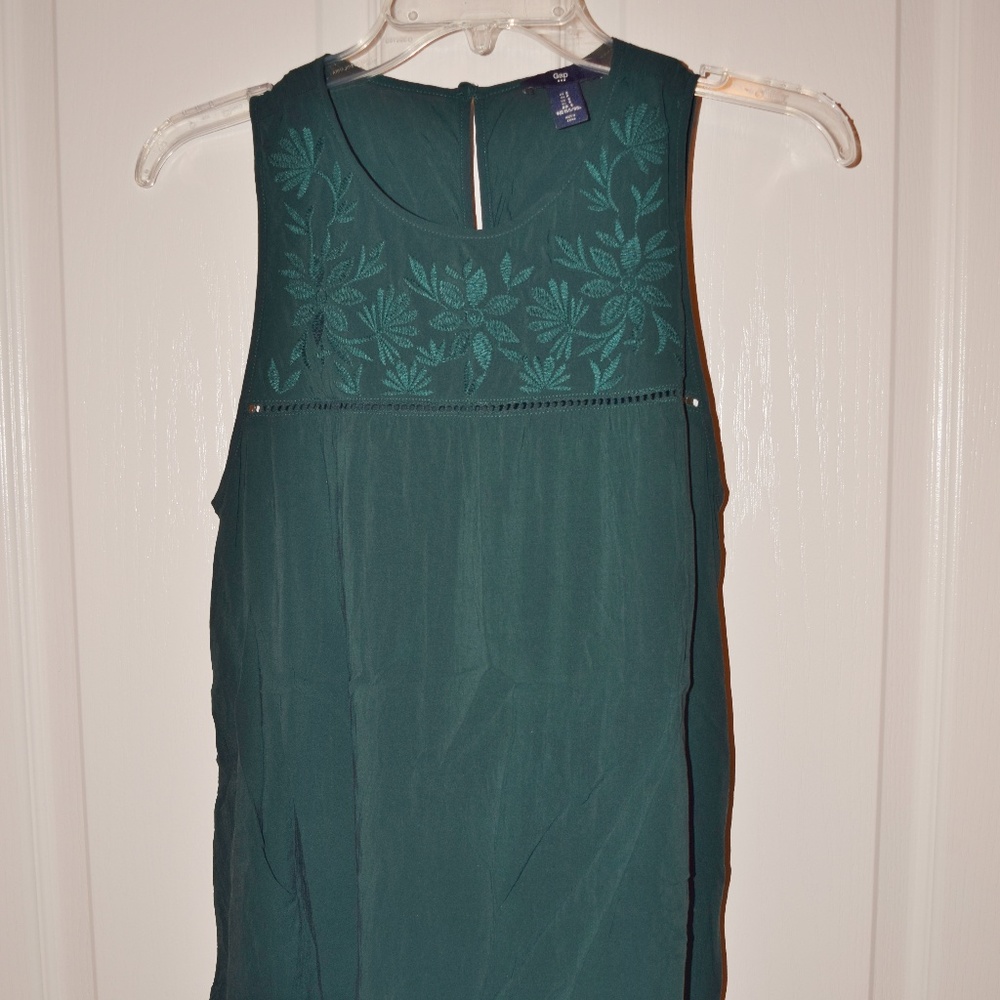 Gap green embroidered tank top size Small